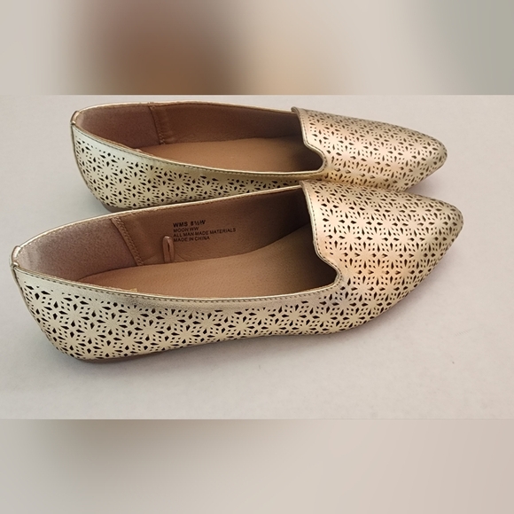 Report Women's Matte Metallic Gold Perforated Flats size 8.5W Shoes - Picture 4 of 6